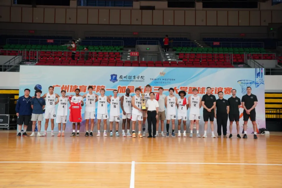 以球会友！我校与加拿大西三一大学篮球友谊赛圆满举行